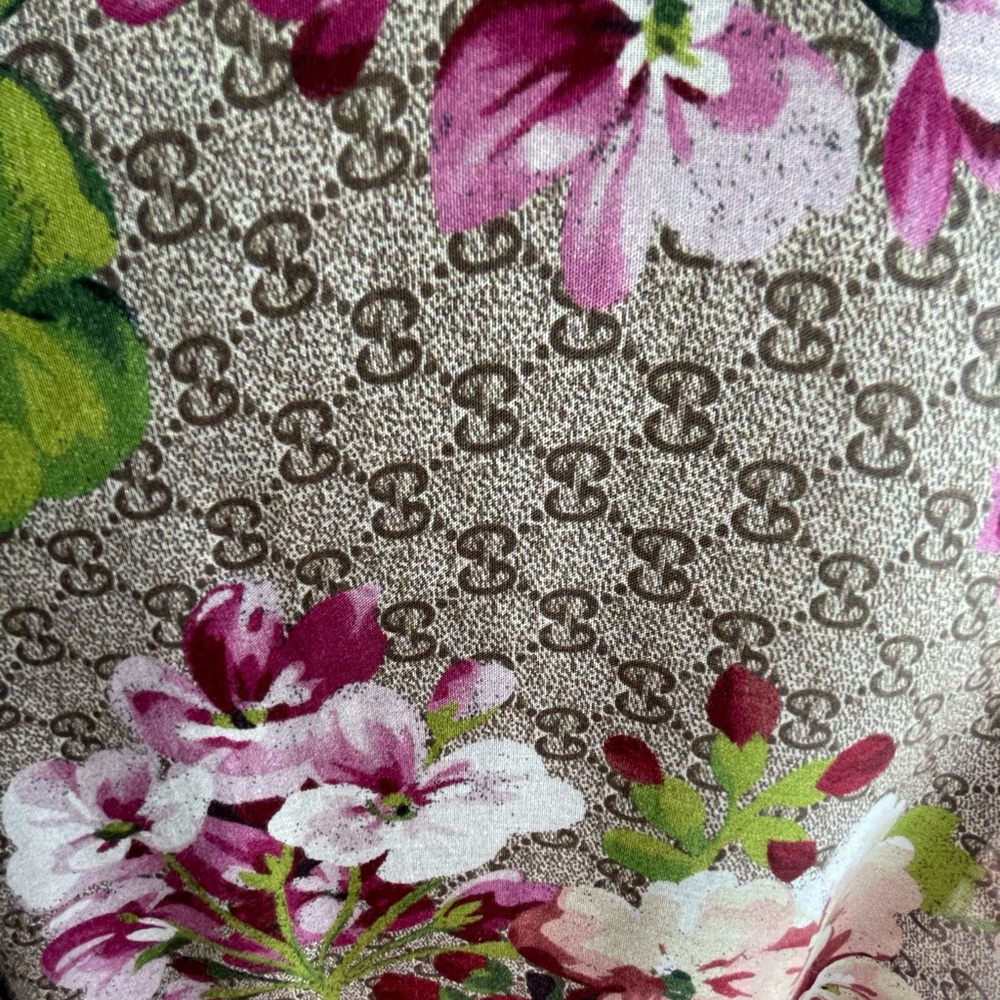 Gucci Monogram Floral Wool lightweight Wrap Shawl. - Picture 5 of 15